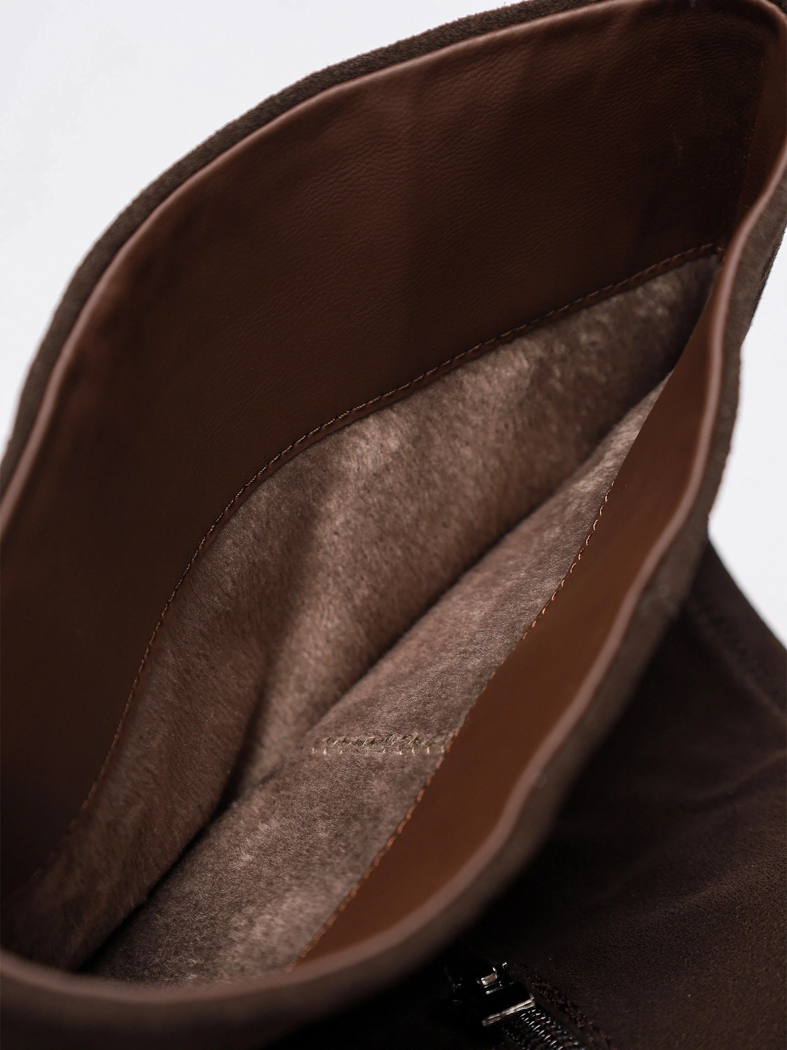 Сапоги коричневого цвета на низком каблуке